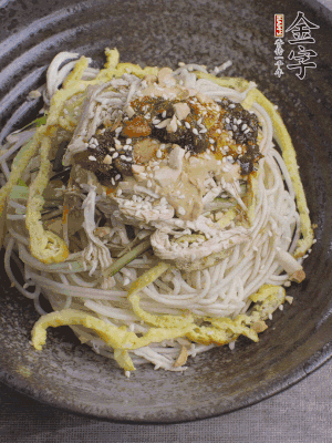 撒上花生碎、白芝麻、蔥花。