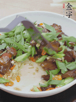 倒蒜葉翻炒均勻。