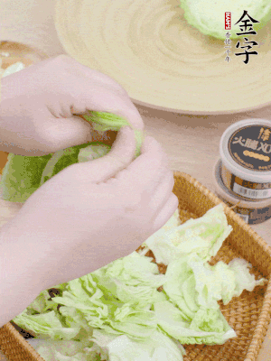 卷心菜掰成小片。