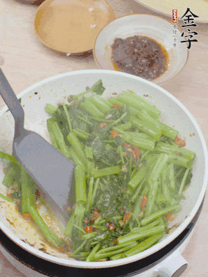 下空心菜炒軟。