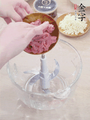 牛肉攪成牛肉泥。