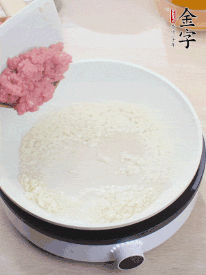 鍋內(nèi)熱油，蒜泥、牛肉泥炒至酥香。