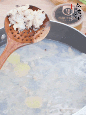 沸水下花蛤肉、姜片、料酒焯水。