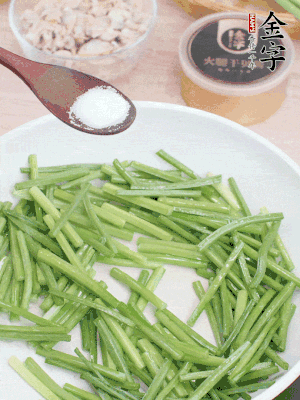 起鍋熱油，下韭菜苔炒至變色。加少許鹽。