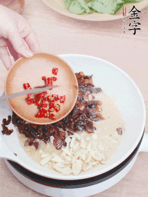 爆香蒜末、小米辣。