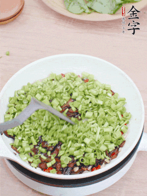 下菜梗翻炒，混合醬油肉。