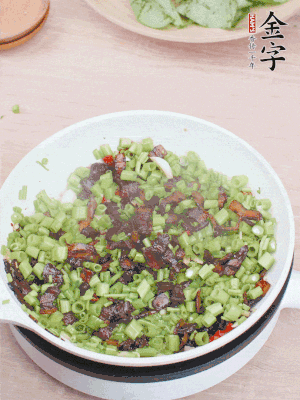 1勺生抽、1勺蠔油、1點點白糖調(diào)味。