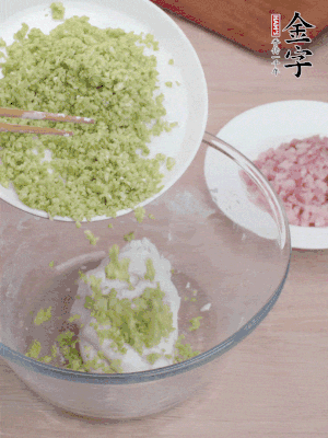 糯米粉邊揉邊加水，成團后揉進蠶豆、咸肉。