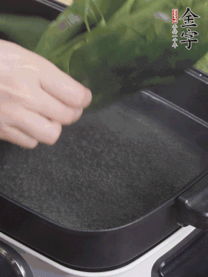 粽葉入沸水煮1分鐘，翻面再煮1分鐘，清洗干凈加水浸泡。