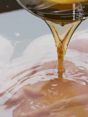 洗凈后冷水下鍋，加黃酒焯水。