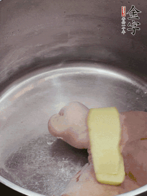 撈出洗凈后，加蔥姜、黃酒二遍焯水。