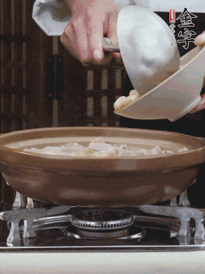 燜煮30分鐘，下花生、紅棗煮5分鐘。（花生提前預(yù)煮15分鐘）