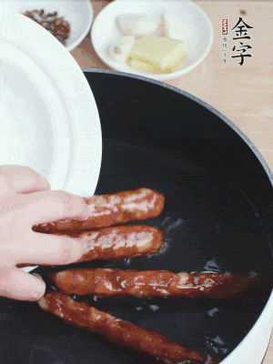 金字香腸水煮15分鐘，撈出切薄片。