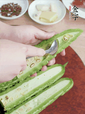 苦瓜去籽切薄片，一點(diǎn)鹽拌勻，10分鐘后沖洗控干。香蔥切蔥花、姜切末、蒜拍碎、干辣椒切圈。