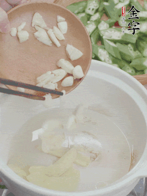 砂煲熱油，姜蒜、辣椒煸香。