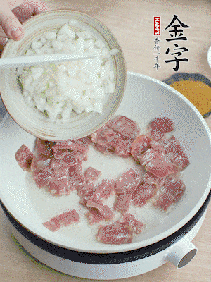 依次下洋蔥、紅菜椒、豌豆粒、玉米粒翻炒均勻。