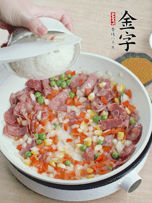 放米飯炒至顆粒分明。