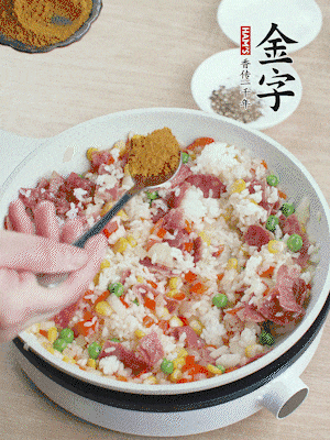 1勺咖喱粉、1/2勺鹽，少許黑胡椒碎炒均。