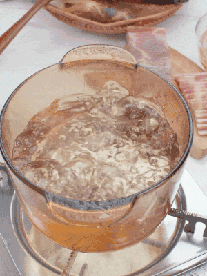 春筍切片焯水3分鐘，去除草酸澀味。