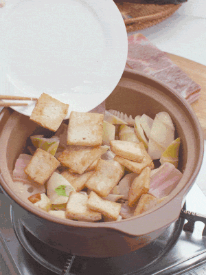 依次下春筍、豆腐，開水沒過(guò)食材。