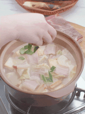 一小撮鹽、糖、雞精調(diào)味，最后撒點(diǎn)蒜葉點(diǎn)綴。