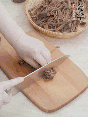 干茶樹(shù)菇浸泡過(guò)夜，去老根焯水，擠干水份。