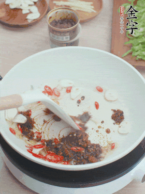 熱鍋涼油，姜蒜、辣椒、金字火腿xo醬炒香。