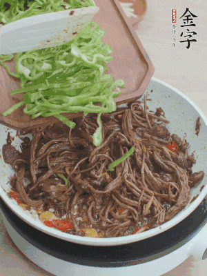 水分煸干，下青椒絲快炒1分鐘。