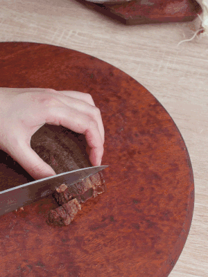 金字臘肉水煮15分鐘，切片。