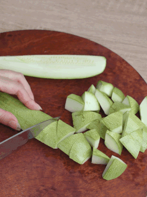 西葫蘆去籽縱向切成4份，斜切成厚片。