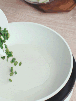 熱油下臘肉、蔥花煸炒，再下西葫蘆。