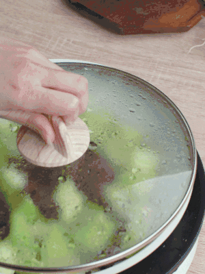 西葫蘆略出水時(shí)，加一小撮鹽調(diào)味。