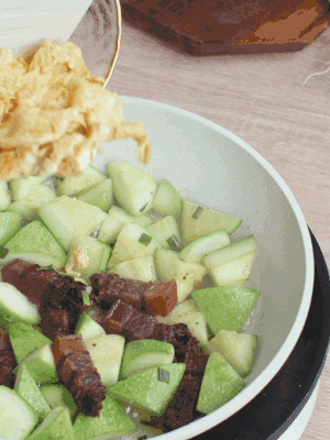 雞蛋一起翻炒。