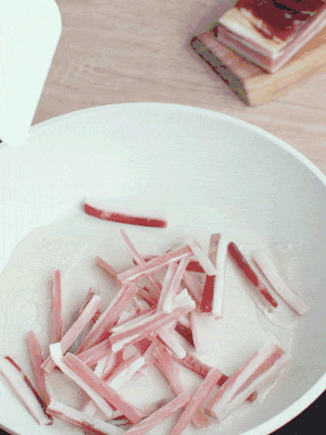 熱鍋涼油，下咸肉絲煸至出油。