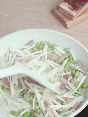 下茭白絲、青豆翻炒。