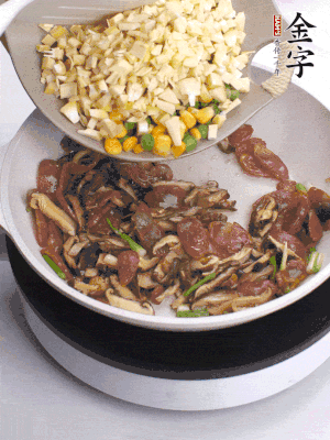 鍋里熱油，爆香蔥白，下香腸片炒至微微出油，加時蔬粒、香菇粒、春筍粒翻炒均勻。