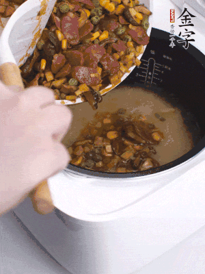 鋪在洗好的大米上，加清水，與食材持平。