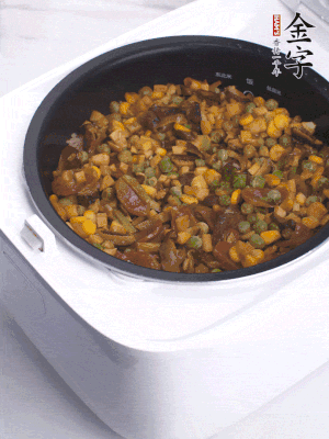 電飯煲按煮飯鍵，出鍋撒蔥花。