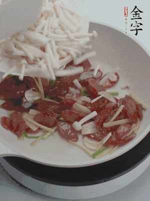 放白玉菇、青紅辣椒、雞蛋。