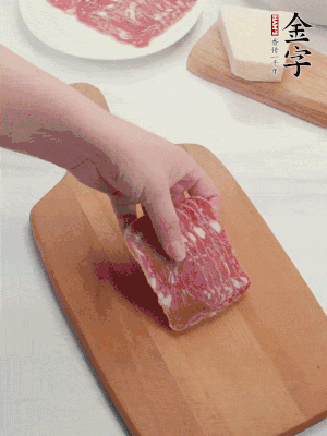 金字培根火腿改刀切小片；白洋蔥切丁；新鮮豌豆剝殼。