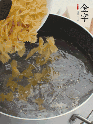 蝴蝶面加橄欖油煮熟；豌豆焯水30秒。