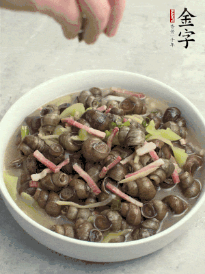 出鍋，撒點(diǎn)蔥花。