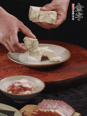 一塊老豆腐掰成大塊。