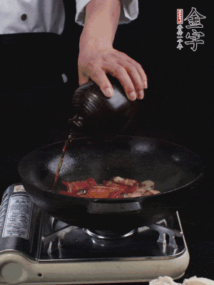 再下火腿片，淋少許黃酒添香。