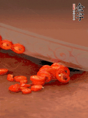 小米辣切圈，大蒜切片。