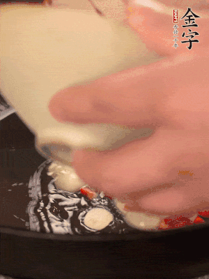 豬油潤鍋，下辣椒、大蒜、火腿片煸香。