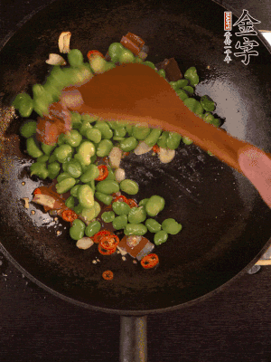 再下蠶豆煸炒，加1勺料酒調(diào)味。