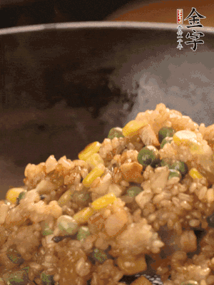 再下糯米，1勺蠔油、2勺生抽調(diào)味翻炒均勻。