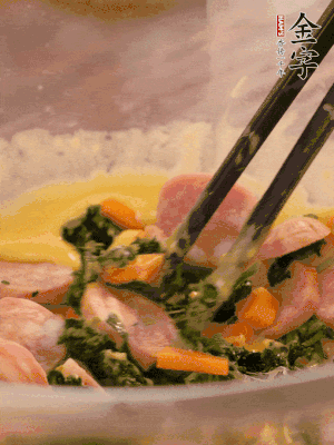 雞蛋、面粉、玉米油攪拌到無(wú)顆粒狀態(tài)。再加入菠菜、胡蘿卜、烤腸。少許鹽調(diào)味。