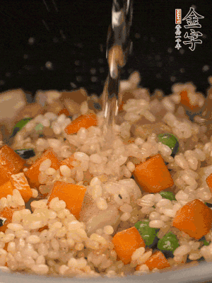 把食材轉(zhuǎn)移到電飯鍋中，倒入點清水，正常煮飯。